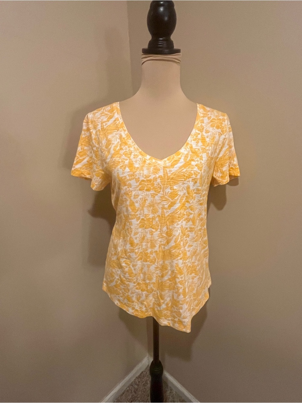 GAP Yellow and White Floral V-Neck Short Sleeve Tee, size Medium